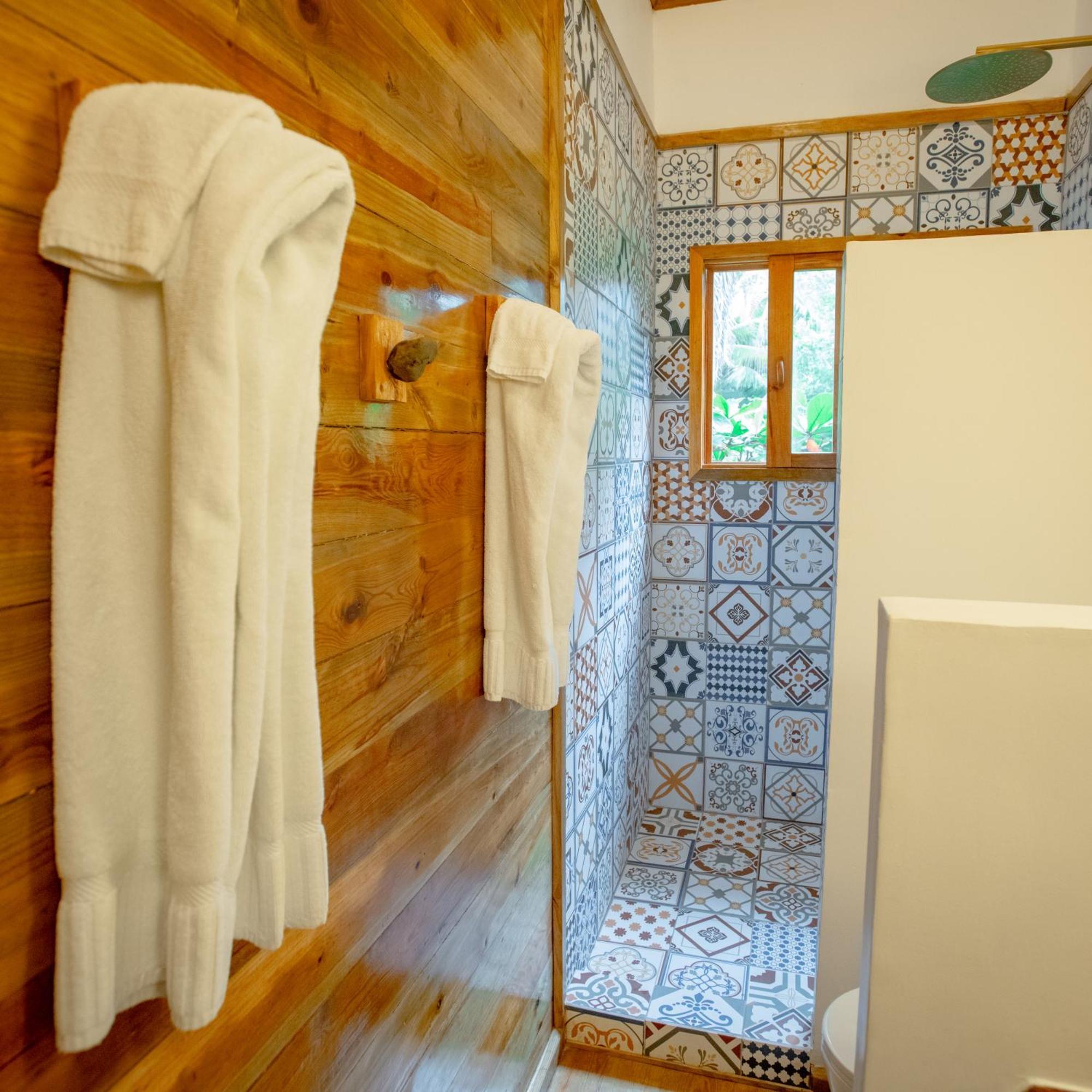 Casa Cayuco Eco-Adventure Lodge Bocas del Toro Exteriör bild